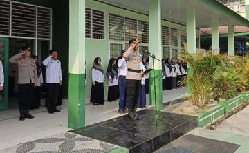 Dirbinmas Polda Sultra Pimpin Upacara Bendera MTsN Kendari