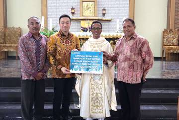 Wali Kota Kupang Serahkan Bantuan Sosial Pembangunan Gereja