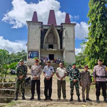 Babinsa Koramil Laratama Amankan Ibadah Natal 2025 Umat