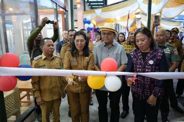 Gubernur NTT Resmikan NTT Mart di Ngada