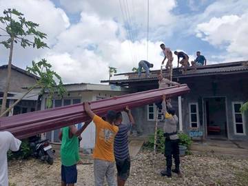 Polsek Maulafa Perbaiki Rumah Korban Bencana Angin Kencang