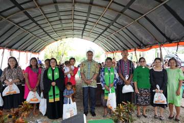 Wagub NTT Serahkan Bantuan Sembako Bagi Korban Bencana