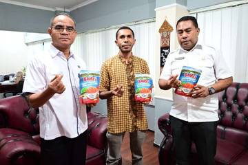 Kadis Pendidikan NTT Terima Produk Abon Ikan Tuna 