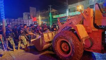 TNI Lembur Bersihkan Pasar Hongkong Pascabanjir Aceh