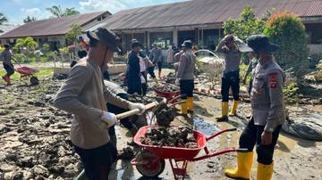 Polres Lhokseumawe Bersihkan SMA Negeri 1 Muara Batu