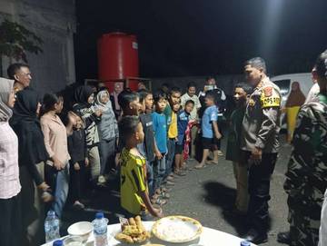 Kapolres Lhokseumawe Sapa dan Hibur Anak-anak Korban Banjir