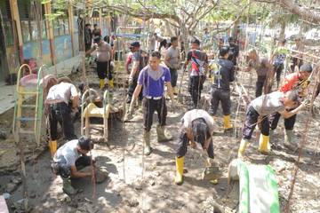 Pasca Banjir, SDN 8 dan TK Pembina Muara Batu Dibersihkan