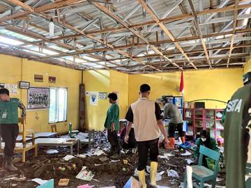 DPM Unimal Lakukan Pembersihan PAUD Kampung Salasegi