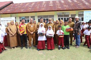 Walikota Lhokseumawe Salurkan Bantuan Seragam Sekolah Korban Bencana