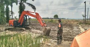 Babinsa Koramil 29/Lkh Kawal Penyiapan Lahan Huntara