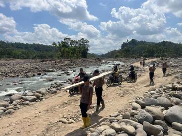 Personel BKO Brimob Kaltim Bangun Jembatan Darurat