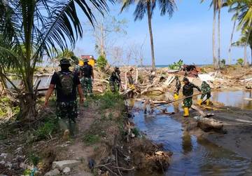 Personel TNI Bersihkan Puing Banjir di Bluka Teubai
