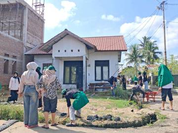Mahasiswa KKN Unimal Gotong Royong di Dusun Beringin