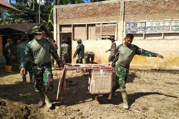 TNI AD Bersihkan Sekolah Terendam Lumpur Banjir