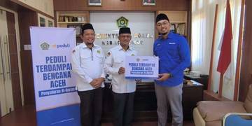 Lembaga Amil Zakat Nasional Serahkan Sedekah Al-Qur’an ke Aceh Timur