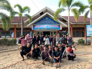 KKN Unimal Bersihkan Sekolah Pascabanjir Baktiya