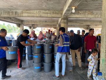 Mahasiswa KKN Paloh Raya Salurkan Hygiene Kit