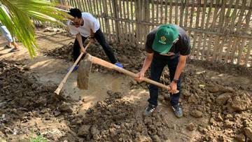 Mahasiswa KKN UNIMAL Bersihkan Jalan Teupin Banja