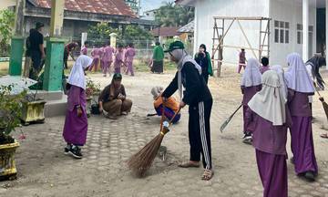 Mahasiswa KKN Unimal Gelar Aksi Bersih-bersih Sekolah