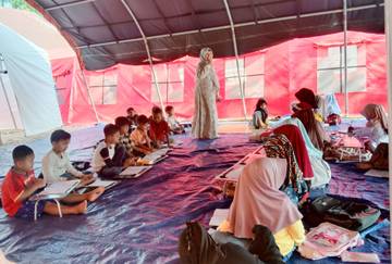 Siswa SDN 2 Langkahan Belajar di Tenda Darurat 
