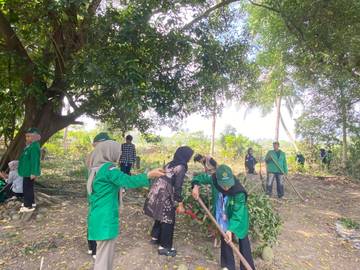 MahasiswaKKN Kelompok 59 Unimal Bersihkan TPU Blang Teue
