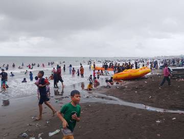 Pantai Biru Jadi Pilihan Warga Libur Tahun Baru 