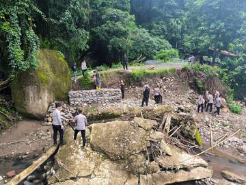 Brimob Polda Sulsel Peduli Kebutuhan Akses Darurat Masyarakat 