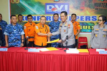 Basarnas Serahkan Tujuh Kantong Jenazah Ke Biddokkes Polri 