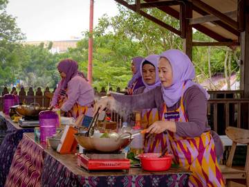 Kelompok Mitra Amartha Ikuti Kompetisi Memasak Sajikan Menu Sulawesi