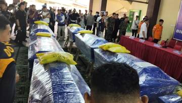 Keluarga Korban Pesawat ATR Menerima Tujuh Peti Jenazah 