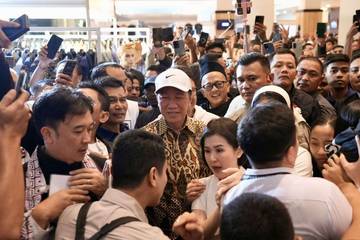 Jokowi Tiba di Makassar, Disambut Antusias Kader PSI