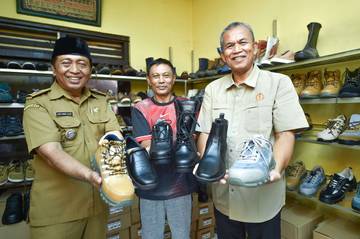 Pengrajin Sepatu Kulit Karangsono Banjir Order Pabrikan