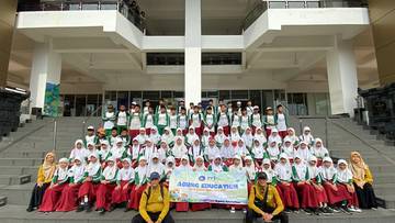 Puluhan Siswa SD Asyik Menghias Botol Plastik