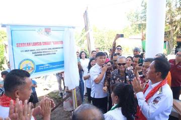 Bupati Minsel di HUT Desa Boyong Atas