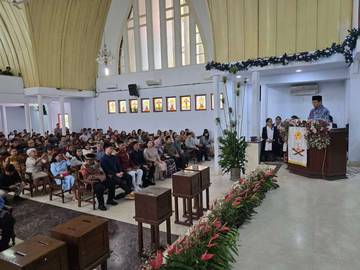 Menag Sapa Jemaat GMIM Sentrum di Momen Natal