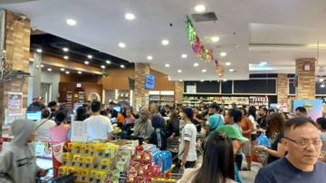 Pengunjung Fresh Mart Membludak Jelang Akhir Tahun