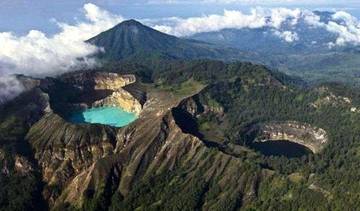 Kelimutu: Warna Misterius dari Puncak Ende