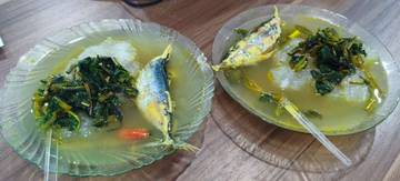 Kenikmatan Papeda Kuah Kuning dan Ikan Kembung