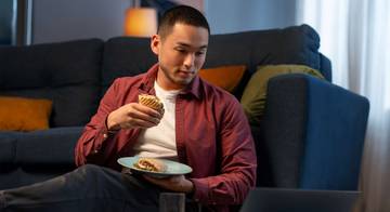 Fenomena Makan Sambil Nonton Menurut Pandangan Pakar