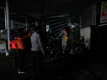 Cuaca Buruk Tak Terduga, Kanopi Terbang Timpa Rumah