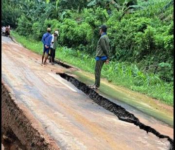 Jalan di Bima Retak, Warga Terancam Terisolasi