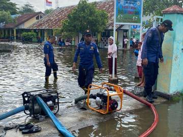 Damkarmat Mataram Siaga 24 Jam Pascabanjir 