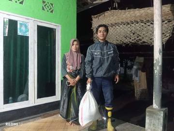 Petugas Damkarmat Lotim Evakuasi Ular Python di Pringgabaya