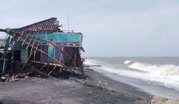 Gelombang Besar Memaksa Nelayan Tak Beraktifitas