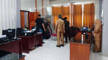 Penyidik Kejari Bima Geledah SMAN 1 Woha