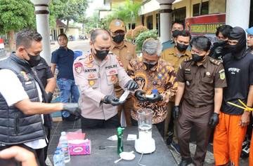 Ribuan Miras Ilegal dan Sabu Dimusnahkan Polres Bima