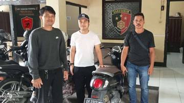 Polsek Mataram Kembalikan Motor Tertinggal di J-Mart