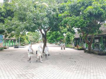 Lingkungan Madrasah Dibenahi Demi Kenyamanan Proses Belajar