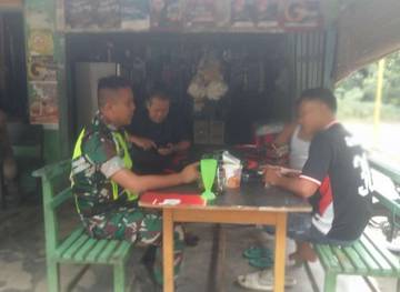 Babinsa Laksanakan Komsos Menjaga Harmoni Warga Pagindar