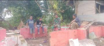 Babinsa 03/Parongil Komsos di Tengah Pembangunan KDMP